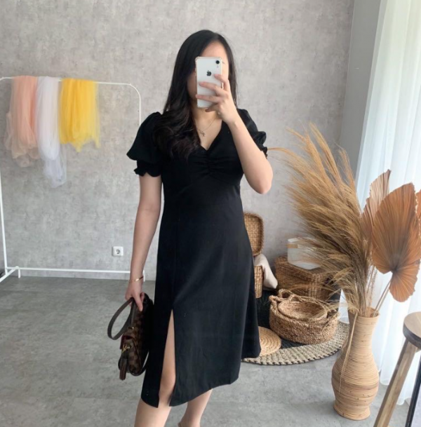 Sheath dress dengan aksen plisket
